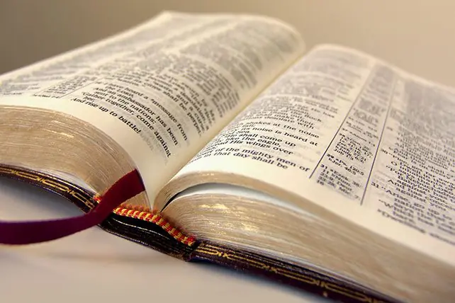 Biblia abierta con el emblema de Iglesia Pentecostal Luz En Medio de las Tinieblas